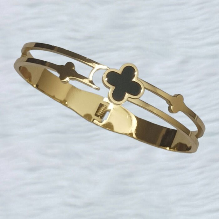 Gold-Clover-Bracelet-for-women